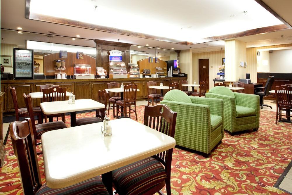 Holiday Inn Express - Chester By Ihg Экстерьер фото